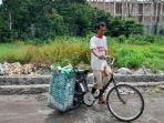 mulyadi-membawa-sepeda-onthel-kesayangannya-dan-bronjong-berisi-sampah-daur-ulang.jpg