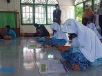 murid-murid-yang-sedang-belajar-daring-di-musala-abdullah.jpg