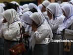murid-smk-3-smkn-3-berdoa-jelang-ujian-nasional-berbasis-komputer-unbk_20180402_151843.jpg