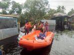 naik-perahu-Banjir-di-Rohil.jpg