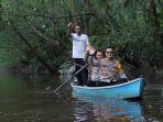 naik-sampan-Kapolres-Inhil-sampaikan-pemilu-damai.jpg