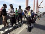 nekat-melompat-dari-jembatan.jpg