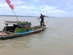 nelayan-kepulauan-meranti-menjaring-ikan-di-tasik-putri-puyu_20161127_145959.jpg