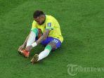 neymar-terduduk-selama-pertandingan-sepak-bola-grup-g-piala-dunia-qatar-2022.jpg