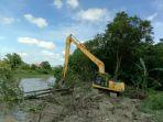 normalisasi_sungai_sail_pekanbaru_dengan_alat_berat.jpg