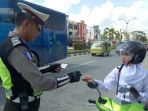 operasi-zebra-yang-digelar-polres-pelalawan-di-jalan-lintas-timur_20171102_115610.jpg