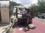 operator-angkutan-sampah-mengangkut-sampah-di-Jalan-Jendral-Sudirman.jpg