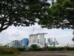 orang-orang-berjalan-di-sepanjang-marina-bay-east-park-singapura.jpg
