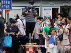 orang-orang-menonton-pengosongan-konsulat-as-di-chengdu-china.jpg