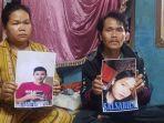 orang-tua-korban-salsabila-sedang-memegang-foto-korban.jpg