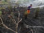 padamkan-kebakaran-lahan_20160824_000222.jpg