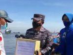 pangkalan-tni-al-dumai-berbagi-kepada-masyarakat-sekitar-sungai-dumai.jpg