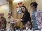 pansel-kpk-menyerahkan-rekam-jejak_20150829_083040.jpg