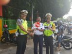 papan-stop-portabel-ke-seorang-sekuriti-sekolah_20161121_113452.jpg