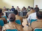pasang-stiker-di-keluarga-kurang-mampu.jpg