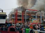 pasar-ateh-terbakar-pedagang-selamatkan-barang-dagangan_20171030_084123.jpg
