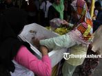 pasar-murah-di-halaman-kantor-camat-bukit-raya_20180522_163413.jpg