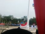 paskibra-meranti-langsung-memperbaiki-bentangan-bendera_20180817_103804.jpg