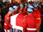 pasukan-pengamanan-presiden-paspampres-mengangkat-peti-jenazah.jpg