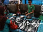 pedagang-ikan-segar-di-pasar-pagi-arengka_20180713_150818.jpg