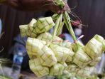 pedagang-musiman-membuat-kulit-ketupat-untuk-dijual-di-pasar-pasar-minggu.jpg