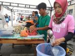 pedagang-takjil-menu-buka-puasa-pasar-ramadan-kepulauan-meranti_20180525_164631.jpg