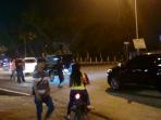 pedagang-usir-mobil-pelanggan-mc-donald_20151225_214532.jpg