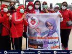 peduli-asap-bidan-di-riau-bagikan-masker-gratis.jpg
