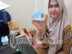 pegawai-di-disdukcapil-menunjukkan-e-ktp_20180907_144529.jpg