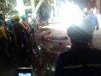 pekerja-mengerumuni-korban-kecelakaan-kerja-di-kawasan-pt-ikpp_20170110_220323.jpg