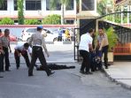 pelaku-teroris-di-polda-riau-dilumpuhkan_20180516_171035.jpg