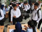 pelamar-cpns-sedang-melakukan-mengisi-absensi-ujian-peserta-kemenkumham-3_20170911_093737.jpg