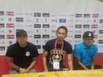 pelatih-dan-bek-psps_20180923_213159.jpg