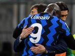 pelatih-inter-milan-antonio-conte-kiri-mengucapkan-selamat-kepada-lukaku.jpg