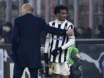 pelatih-juventus-massimiliano-allegri-kiri-menghibur-juan-cuadrado.jpg