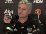 pelatih-manchester-united-jose-mourinho-mengangkat-telepon-seluler_20170114_124526.jpg