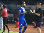 pelatih-persib-bandung-robert-alberts-memberikan-instruksi-pada-omid-nazari.jpg