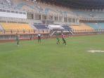pelatih-psps-m-yusup-pantau-latihan.jpg