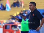 pelatih-psps-philep-hansen-baju-hitam_20170510_082802.jpg