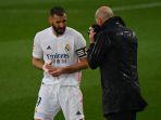 pelatih-real-madrid-zinedine-zidane-berbicara-dengan-karim-benzema.jpg