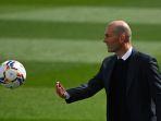 pelatih-real-madrid-zinedine-zidane-mengoper-bola-selama-pertandingan-kontra-sd-eibar.jpg