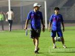 pelatih-tim-nasional-indonesia-senior-shin-tae-yong-saat-memimpin-latihan.jpg