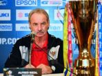 pelatih-timnas-indonesia-alfred-riedl-oke_20161217_154038.jpg