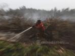 pemadaman-kebakaran-lahan-di-air-hitam_20160812_015553.jpg