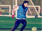 pemain-arsenal-mesut-ozil-saat-latihan.jpg