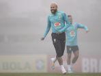 pemain-brasil-neymar-selama-sesi-pelatihan-di-pusat-pelatihan-rio-de-janeiro-brasil.jpg