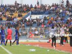 pemain-cilegon-united-jalwandi-mencekik-pemain-psps-fiwi-ketika-terlibat-pertikaian-4_20171011_153537.jpg