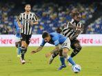 pemain-depan-juventus-moise-kean-kanan-berebut-bola-dengan-bek-napoli-giovanni-di-lorenzo.jpg