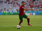 pemain-depan-portugal-cristiano-ronaldo-mengontrol-bola-selama-portugal-vs-jerman.jpg