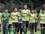 pemain-persebaya-sedang-jalani-latihan.jpg